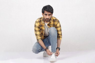 Kotlu genç sakallı adam üzgün bir suratla yerde oturuyor. yüksek kaliteli fotoğraf