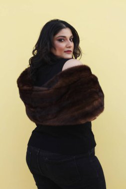 Siyah bluzlu ve kürklü bir kadın.