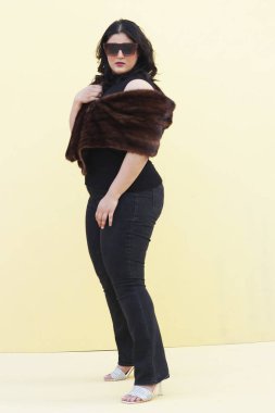 Siyah bluzlu ve siyah pantolonlu bir kadın.