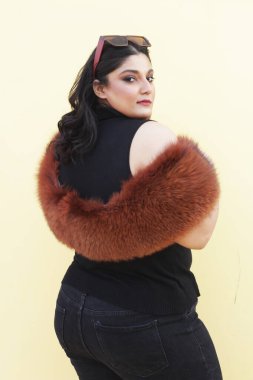Kolunda kürkü olan bir kadın.