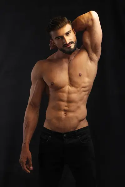 kaslı vücut seksi bir adam