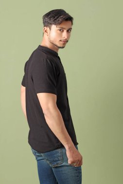 Genç yakışıklı Farsça adam gri bir arka plana dayanır