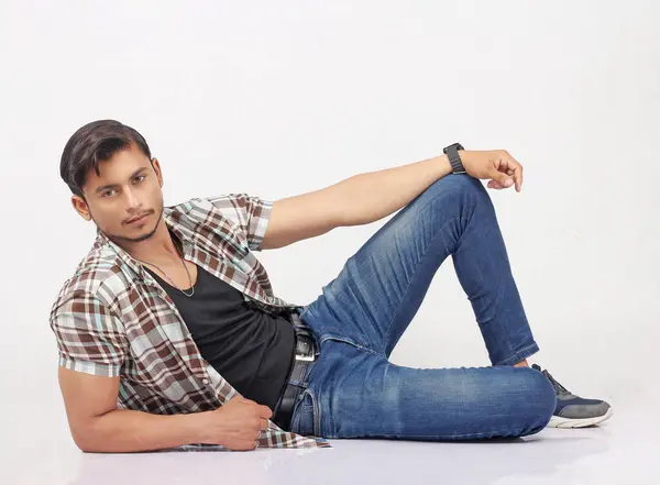 Hintli adam Studio poz