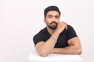 Yakışıklı genç Hintli adamın portresi.