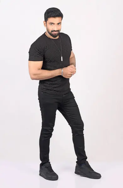 Siyah tişörtlü, sakallı yakışıklı adam.