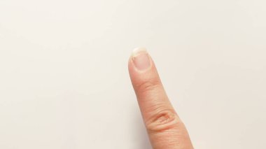Kırık ve ağrıyan tırnaklı işaret parmağı