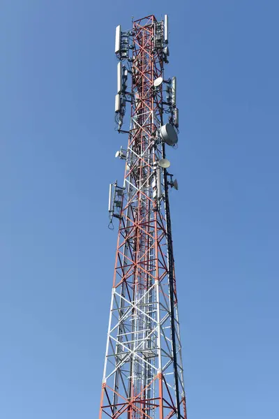 Telekomünikasyon kule mavi gökyüzü arka plan ile