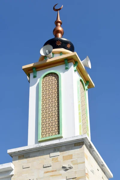 Üzerinde Altın Hilal Hoparlörlerle Donatılmış Güzel Yeşil Minare — Stok fotoğraf