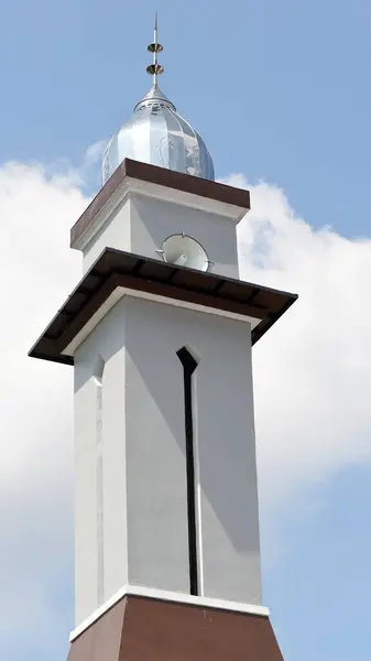 Beau Minaret Mosquée Avec Ciel Bleu Nuages Blancs Arrière Plan — Photo
