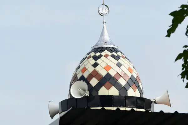 Bellissimo Design Cupola Una Moschea Con Alcuni Altoparlanti — Foto Stock