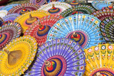 Güzel desenli renkli şemsiyeler.
