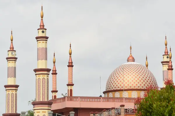 Uma Mesquita Aldeia Com Bela Cúpula Pequenos Minaretes — Fotografia de Stock