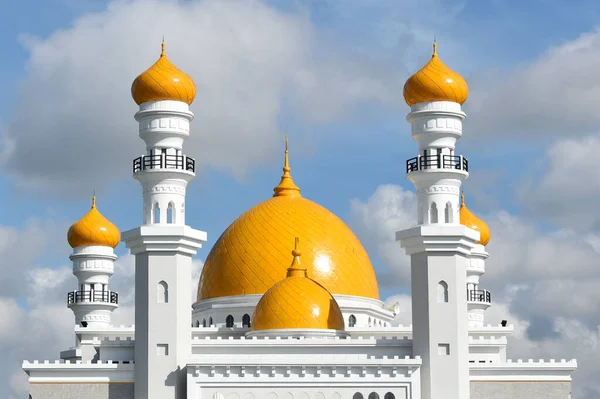 Belle Mosquée Blanche Avec Des Sommets Jaunes — Photo
