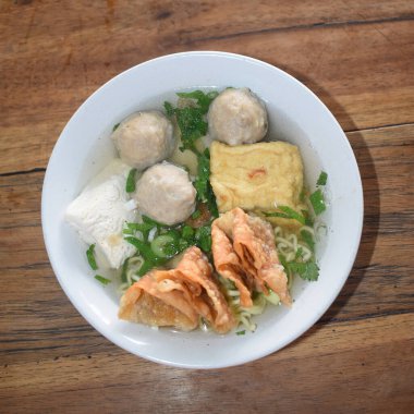 Bir kase bakso ya da köftenin düz pozu.