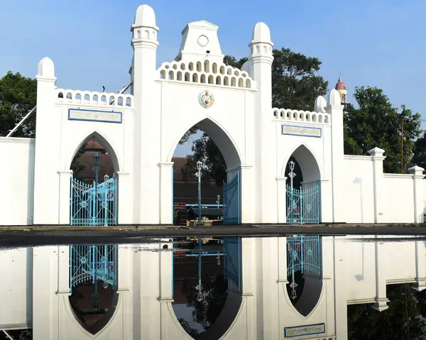 Surakarta 'daki Kasunan Sarayı' nın Büyük Camii 'nin kapısı su birikintisine yansıdı.