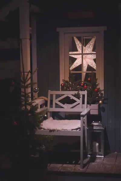 Arka planda ışıklandırması olan rahat bir Noel yeri