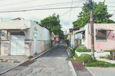 Jamaika 'da uçucu bir mahalledeki bir caddenin fotoğrafı.
