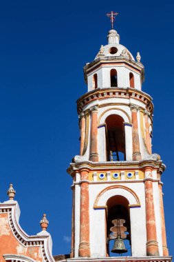 Huixcolotla Sığınak Çan Kulesi. Puebla, Meksika 'da renkli bir kilise..