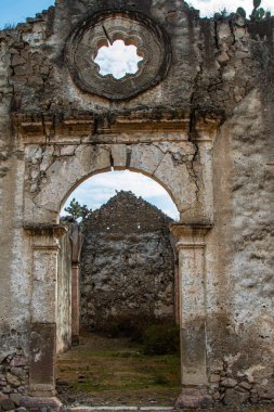 Meksika, Puebla 'da harap olmuş eski bir kilisenin cephesi..