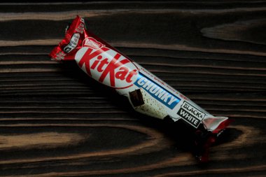 Nestle Kit Kat tatlısı, kahverengi ahşap arka planda tatlılar.