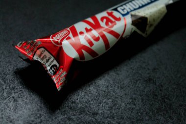 Nestle Kit Kat tatlısı, gri arka planda tatlılar.