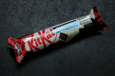 Tatlı Nestle Kit Kat, gri arkaplanda tatlılar