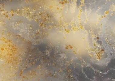 Şaşırtıcı desen, sudaki yağ damlaları tarafından yaratılan büyülü boşluk. 