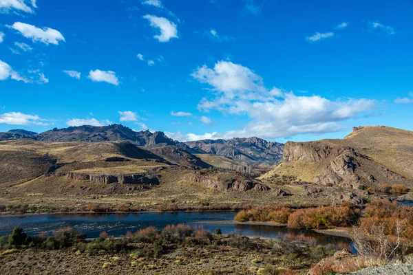 Limay Nehri amfitiyatrosunun 40. karayolundan (237) bir sonbahar sabahı görüntüsü. Arjantin Patagonya.