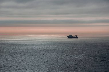 Atlantik Okyanusu 'nda kıyıya yakın bir yerde demirlemiş bir balıkçı teknesi.