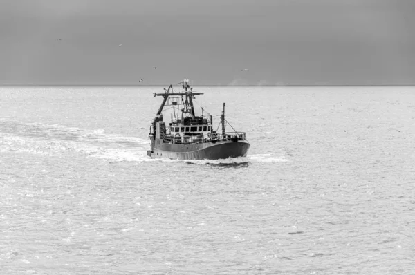 Далекосхідне Прибережне Або Середньоводне Рибальське Судно Місткістю 1500 Ящиків Плавають — стокове фото