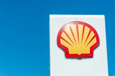 Arka planda mavi gökyüzü olan deniz kabuğu benzin istasyonu tabelası. 4 Nisan 2023. Las Armas, Buenos Aires, Arjantin.