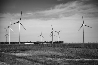 Rüzgar türbini güç jeneratörü çiftliği yenilenebilir yeşil enerji üretimi için güzel bir pampa manzarası