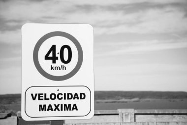 40 kmh maksimum hız trafik işareti