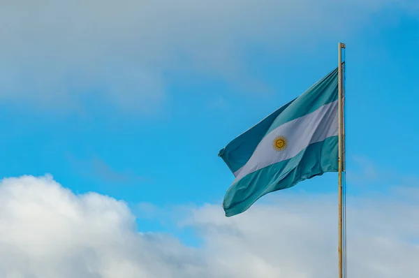 Světle Modrá Bílá Argentinská Vlajka Vlnící Modrou Oblohou Šedé Mraky — Stock fotografie