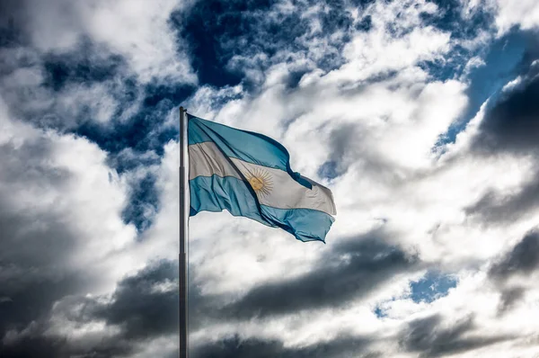 Ljusblå Och Vit Argentinsk Flagga Viftar Med Blå Himmel Och — Stockfoto
