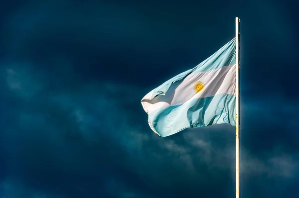 Μπλε Και Άσπρη Σημαία Αργεντινής Ηλιοφωτισμένη Κυματίζει Σκούρο Μπλε Συννεφιασμένο — Φωτογραφία Αρχείου