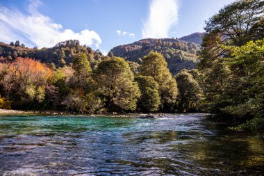 Manso Nehri 'nin sonbaharda manzarası