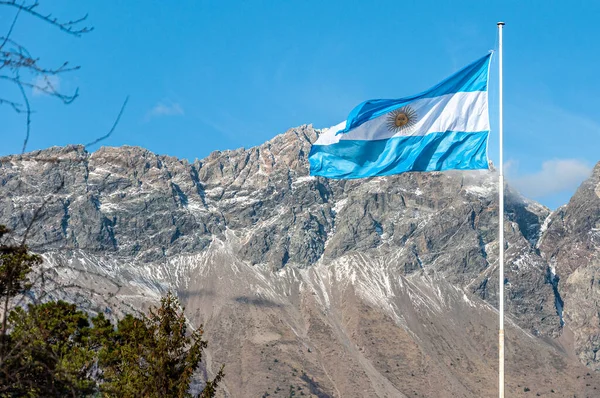 파타토니아 아르헨티나의 배경으로 하늘로 흔들리는 파란색과 아르헨티나 — 스톡 사진