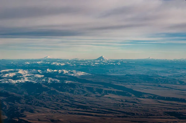 Uitzicht Het Besneeuwde Andesgebergte Door Het Raam Van Een Vliegtuig — Stockfoto