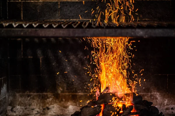 Scintille Generate Dalla Combustione Carbone Una Griglia Barbecue — Foto Stock