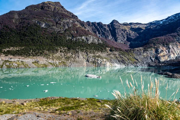 看Cerro Tronador的基地 战略火山 地质上不活跃 曼索冰川和黑冰川 麻生湖 绿色翡翠 由于沉积物中含有硫酸铜 — 图库照片