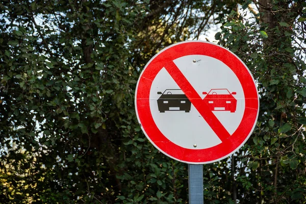 交通标志 禁止通过具有自然背景的符号 — 图库照片