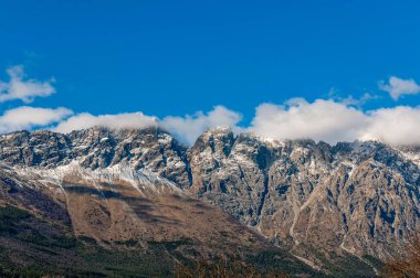 Sonbaharda El Bolsn şehrinden Cerro Piltriquitrn manzarası.