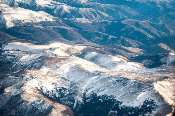 Uitzicht Het Besneeuwde Andesgebergte Door Het Raam Van Een Vliegtuig — Stockfoto
