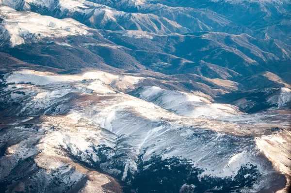 Veduta Delle Ande Innevate Attraverso Finestrino Aereo All Alba — Foto Stock