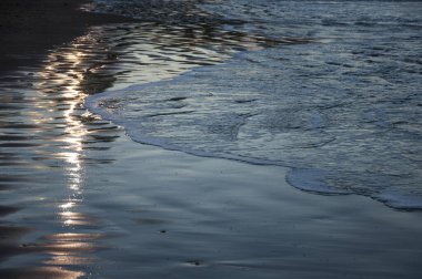 Deniz kıyısındaki suyun yansıması