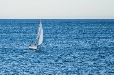Atlantik Okyanusunda yelken açan bir yelkenli.
