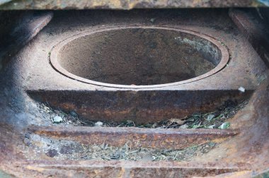 Pompanın paslı metal parçası