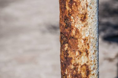 Boru deniz havasının etkisiyle paslanmış.