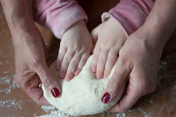 Mains Une Petite Fille Apprenant Cuisiner Avec Mère — Photo